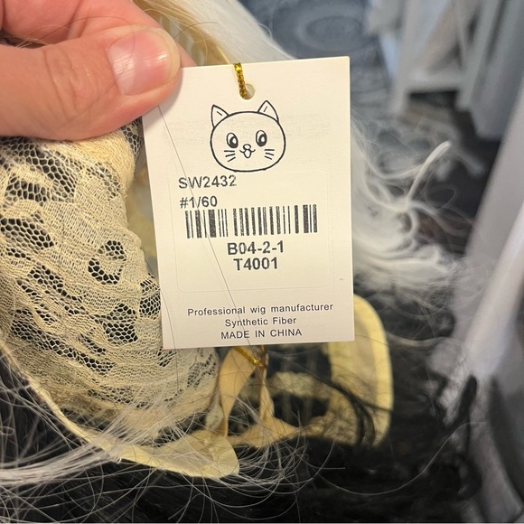 Blonde and black curly bob synthetic wig 16 inches NWT - Picture 8 of 9